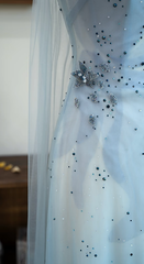 Light blue halter-neck fitted long elegant ball gown R8029