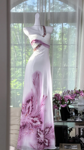 White dress with purple floral print, one-shoulder design, fitted waist, long ball gown R7620
