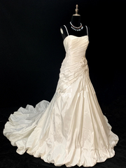 White halter-neck fitted bodycon long ball gown R8694
