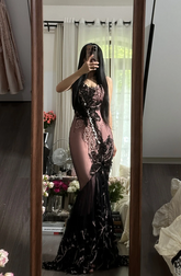 Light-colored lining, black camisole, fitted waist, sexy black stockings, long ball gown R7785