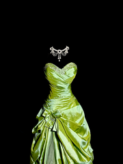 Green strapless fitted waist slim-fitting ball gown with a full skirt exudes classic elegance R8100