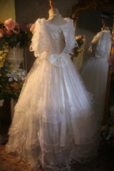 White retro classic fitted waist ball gown R7264