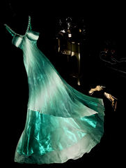 Green halter-neck fitted elegant long ball gown R7020