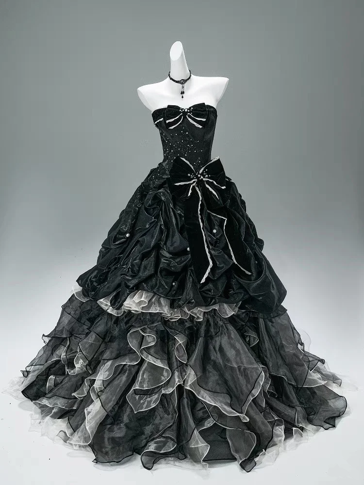 Black strapless bridal gown with slim waist and puffy skirt R5753