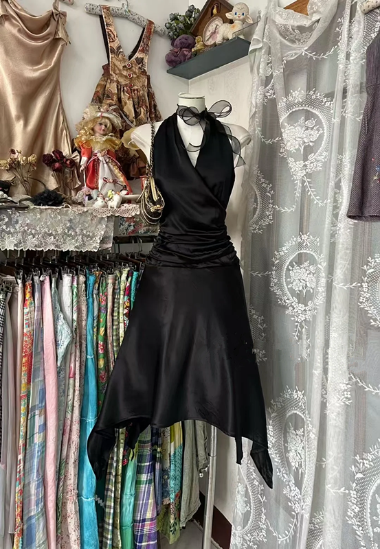 Black halter-neck, fitted waist, pleated short ball gown R7476