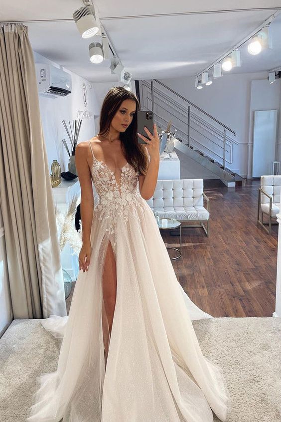 Gorgeous V Neck A Line Tulle Wedding Dresses with Appliques         S3694